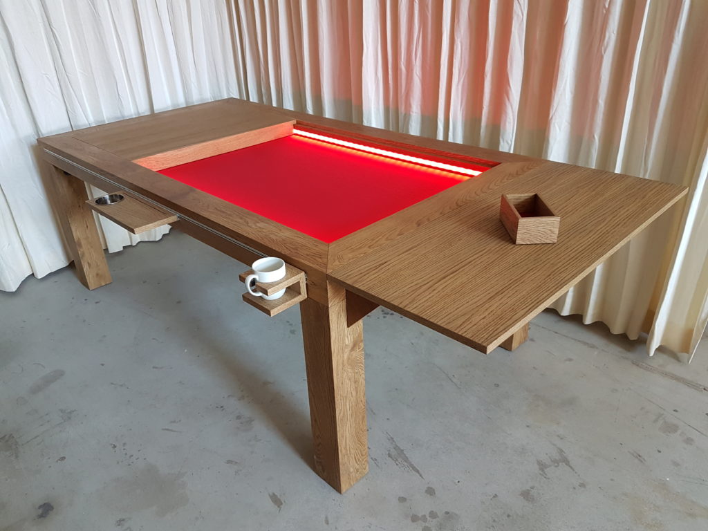 Spelletjestafel met rood bodempaneel en inhaakverlengblad.